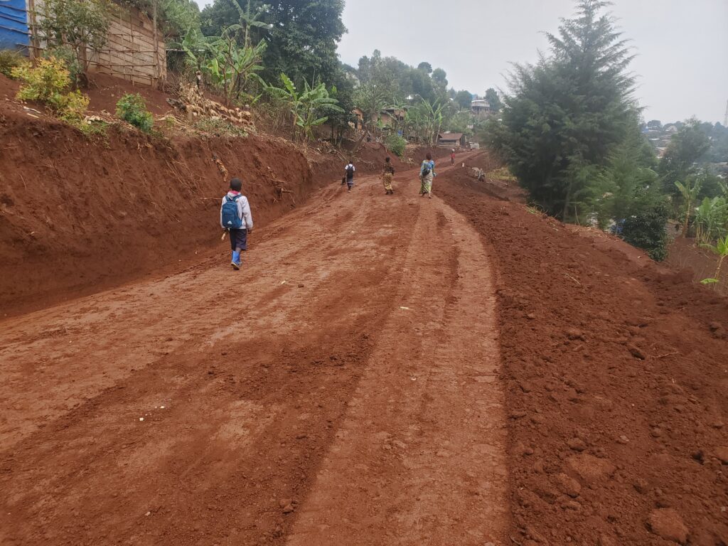 Les habitants de Bagira saluent les travaux de réhabilitation de la route Mugaba.