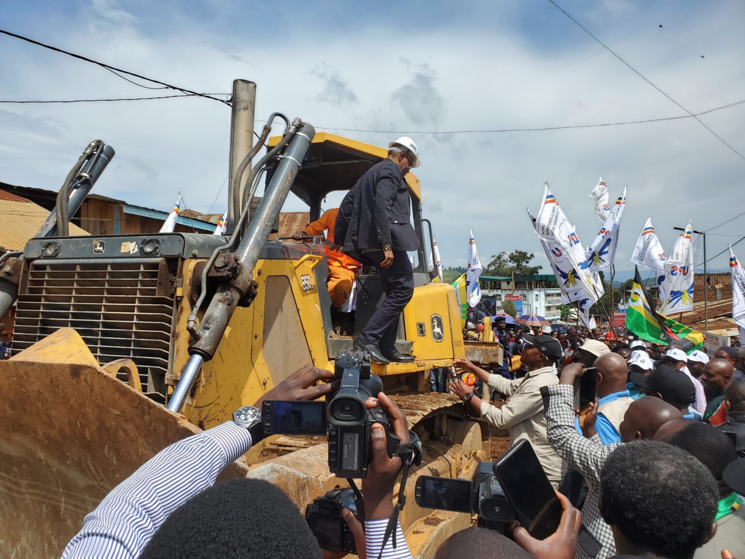 Sud-Kivu:Lancement des travaux d’entretien mécanisé du tronçon routier Miti-Bitale.