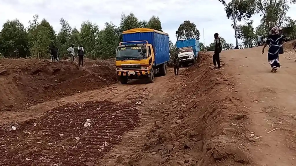 SUD-KIVU:Les travaux de la route de déviation à KAKENGE sur la RN5 vont bon train.