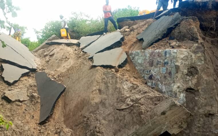 RN5 : Une partie de la route s’effondre vers Kitemesho dans la plaine de la Ruzizi, trafic coupé.