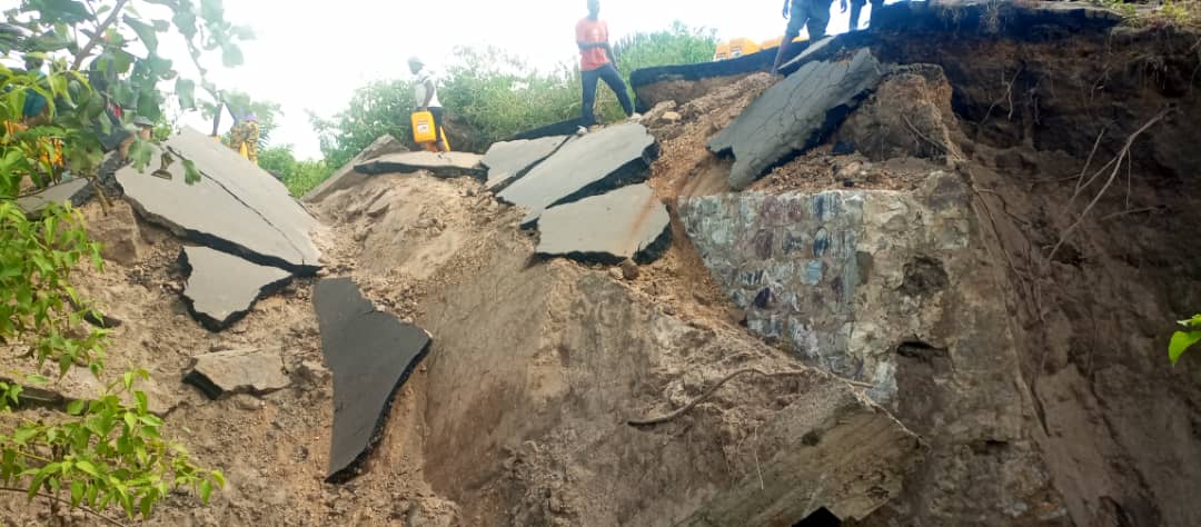 RN5 : Une partie de la route s’effondre vers Kitemesho dans la plaine de la Ruzizi, trafic coupé.