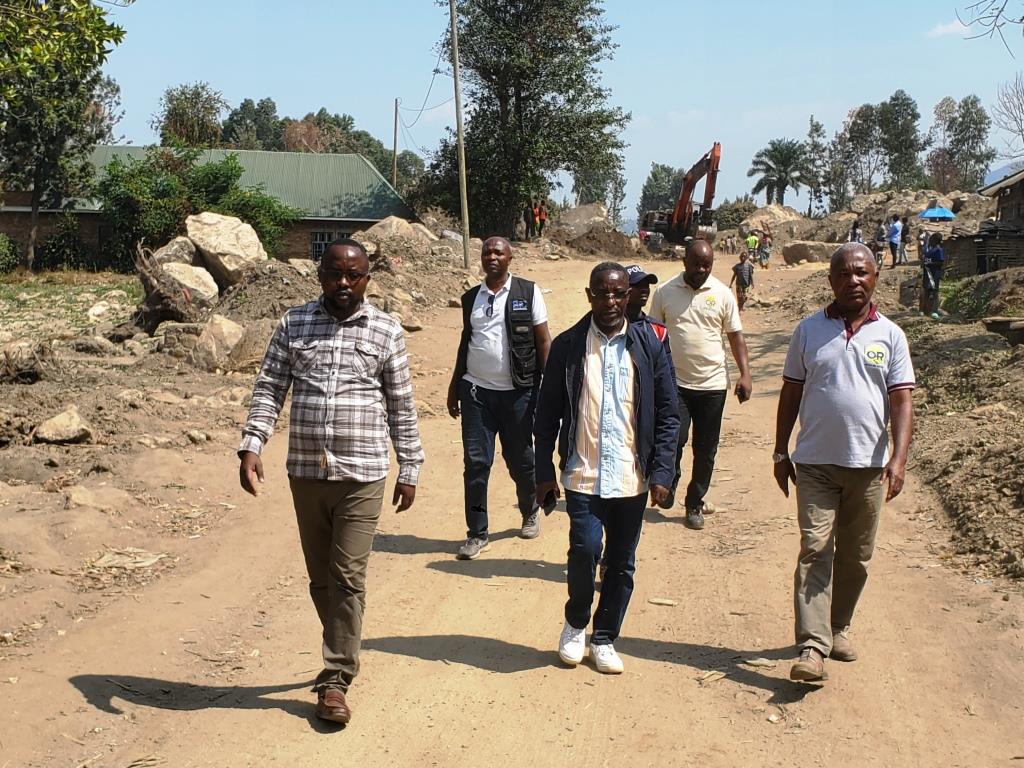 Sud-Kivu : Le ministre des travaux publics Gaston Cissa Wanumbe inspecte les travaux de l’Office des routes sur la RN2