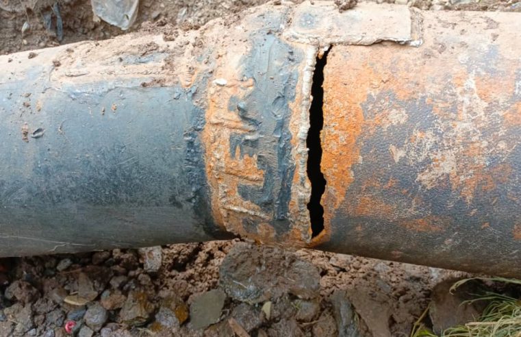 La conduite d’eau de la REGIDESO  passant par la colline surplombant le lycée wima a de nouveau déboitée.