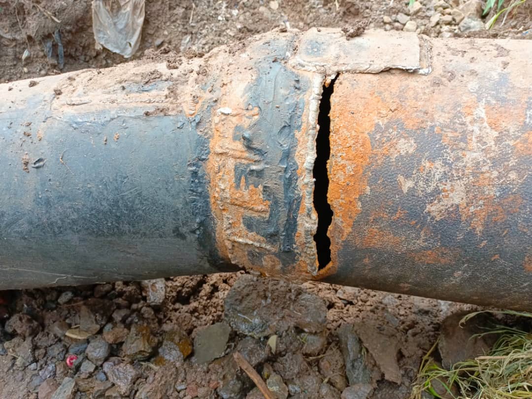 La conduite d’eau de la REGIDESO  passant par la colline surplombant le lycée wima a de nouveau déboitée.