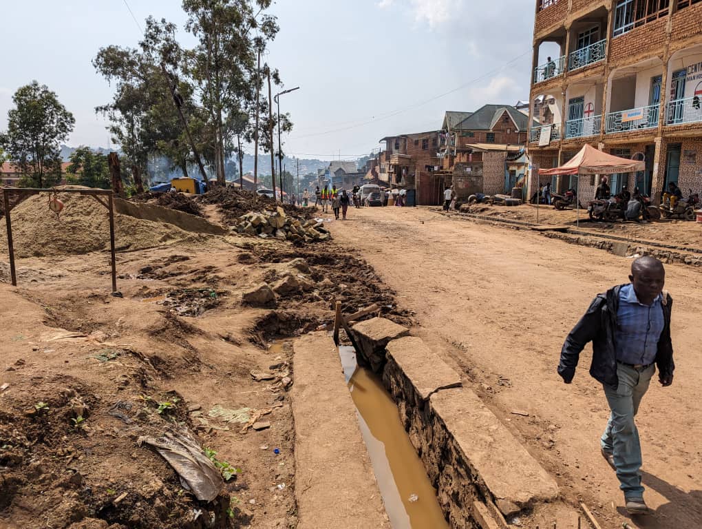 Les usagers de la RN2 Bukavu -Mwenga s’inquiètent de la qualité des canalisations d’eau qui sont en train d’être construites sur le tronçon lycée wima-ISTM.