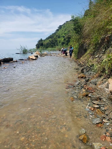 Sud Kivu : La RN5 envahit par les eaux du lac Tanganyika à Lwanga en territoire de Fizi.