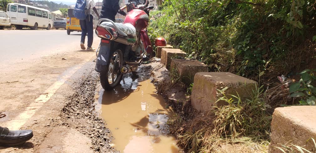 Sud-Kivu : Des usagers du tronçon Route d’Uvira-Essence plaident pour le débouchage des caniveaux