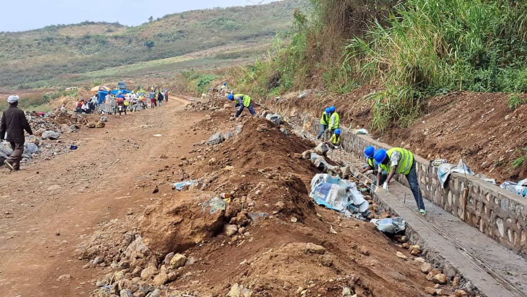 Amélioration de l’accès au Parc :  le tronçon routier allant de Miti-centre, à l’entrée de la zone touristique du Parc National de Kahuzi-Biega en construction.