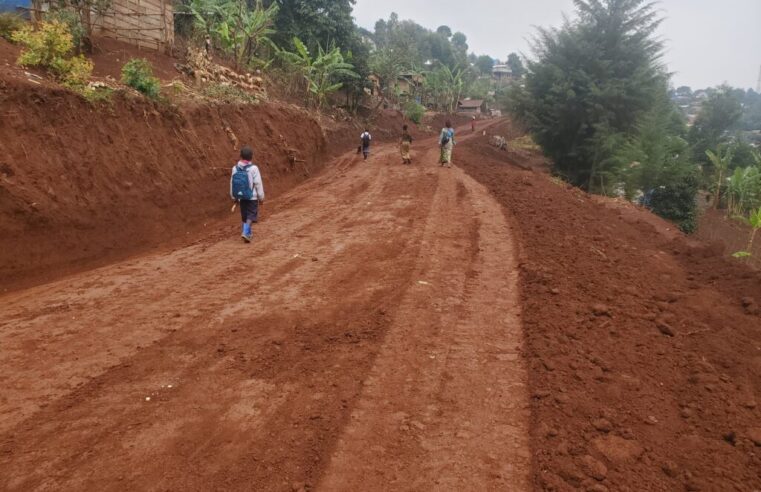 Les habitants de Bagira saluent les travaux de réhabilitation de la route Mugaba.